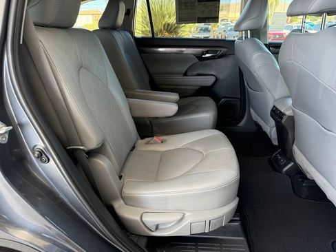 Used 2021 Toyota Highlander Platinum FWD image 40