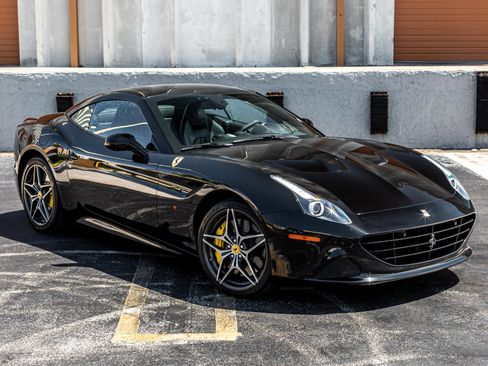 Used 2017 Ferrari California T RWD image 3