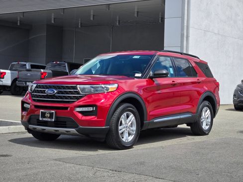 Certified 2024 Ford Explorer XLT w/ Equipment Group 202A AWD/4WD image 9