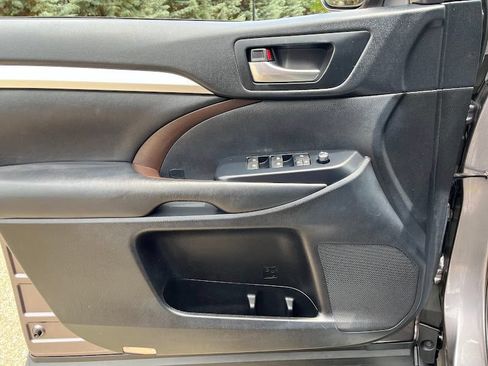 Used 2019 Toyota Highlander XLE AWD/4WD image 6