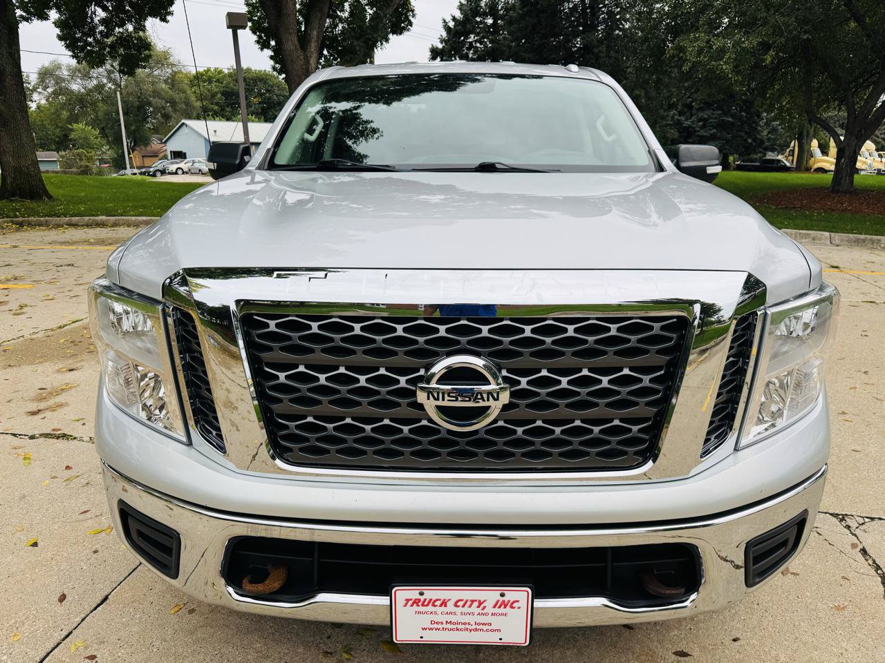 Used 2018 Nissan Titan SV AWD/4WD image 8