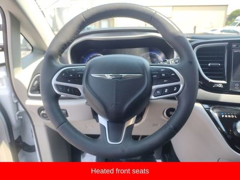 Used 2024 Chrysler Pacifica Touring-L image 16