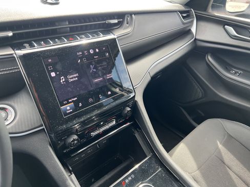 Used 2023 Jeep Grand Cherokee Laredo image 31