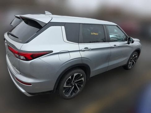 Used 2022 Mitsubishi Outlander SE image 3