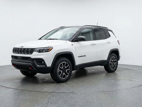 Used 2025 Jeep Compass Trailhawk AWD/4WD image 3