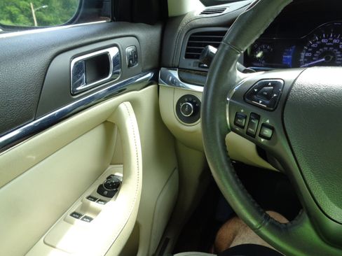 Used 2014 Lincoln MKS image 26