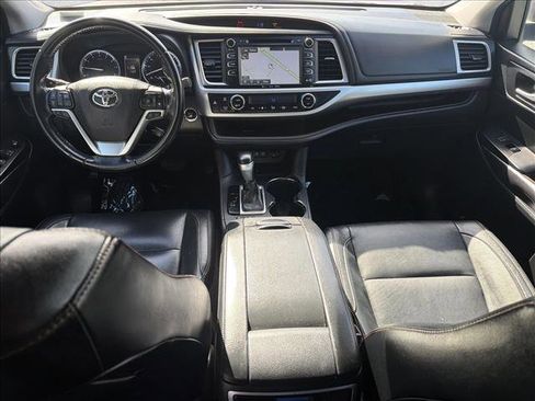 Used 2017 Toyota Highlander XLE image 24