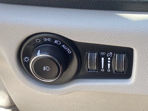 Used 2023 Chrysler Pacifica Touring-L FWD image 31