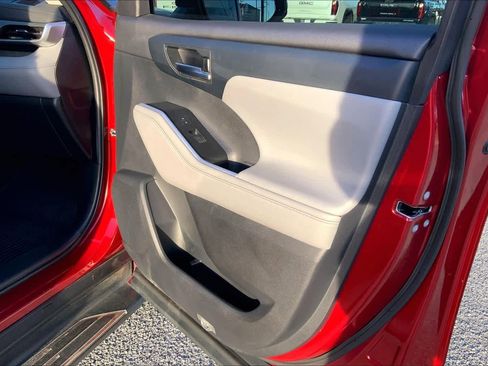 Used 2021 Toyota Highlander XLE FWD image 22