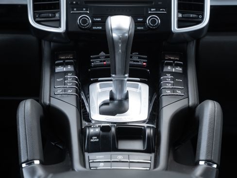 Used 2018 Porsche Cayenne image 18