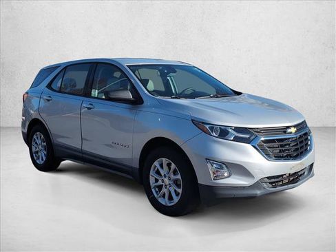 Used 2018 Chevrolet Equinox LS image 3