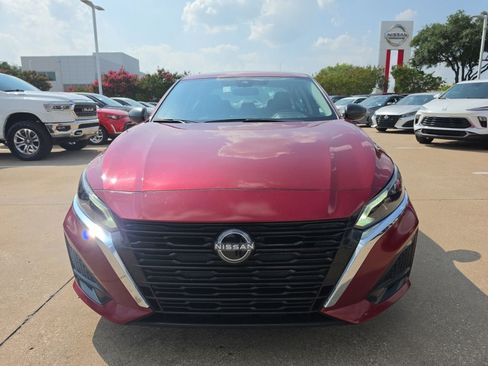 Used 2025 Nissan Altima 2.5 SV FWD image 2