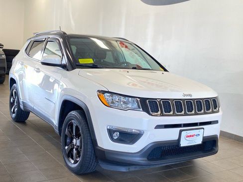 Used 2018 Jeep Compass Latitude w/ Cold Weather Group AWD/4WD image 2