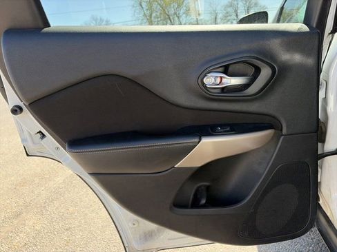 Used 2017 Jeep Cherokee Latitude w/ Comfort/Convenience Group image 7