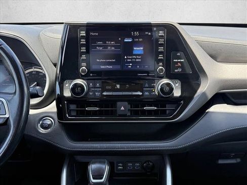 Used 2022 Toyota Highlander XLE FWD image 17