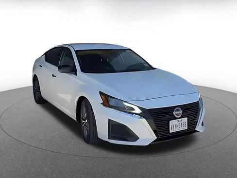 Used 2025 Nissan Altima 2.5 SV FWD image 3