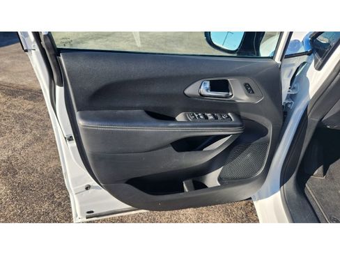 Used 2025 Chrysler Pacifica Select FWD image 12