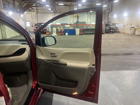 Used 2020 Toyota Sienna XLE Premium w/ Carpet Mat Package FWD image 24