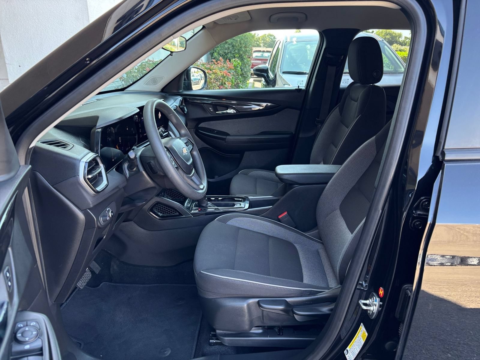 Used 2025 Chevrolet TrailBlazer LT FWD image 25
