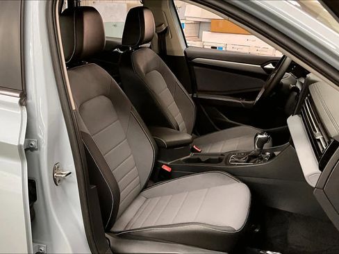 Used 2025 Volkswagen Jetta SE w/ Black Wheel Package image 10