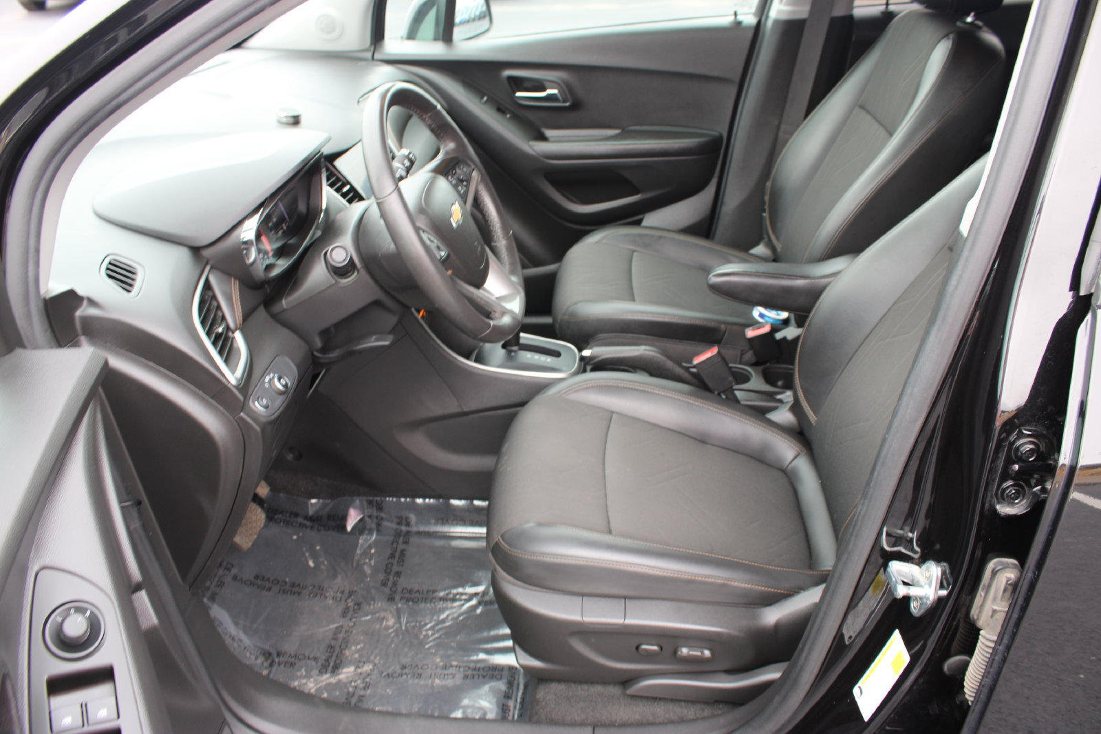 Used 2022 Chevrolet Trax LT w/ Midnight Edition AWD/4WD image 11