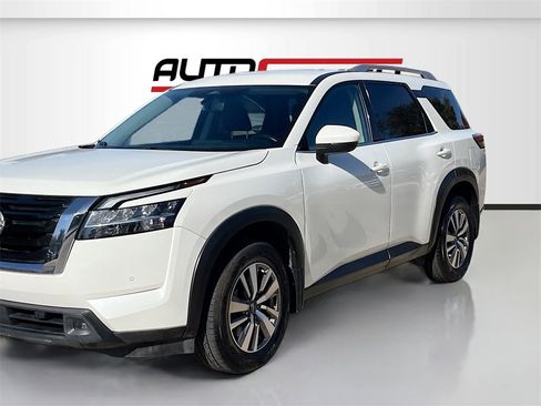 Used 2023 Nissan Pathfinder SL image 3