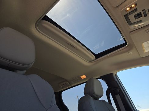 Used 2025 Toyota Sienna XLE FWD image 17