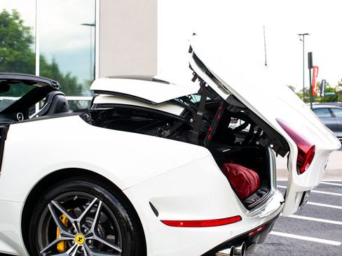 Used 2015 Ferrari California T RWD image 19