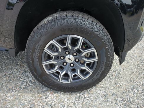 Certified 2026 Chevrolet Colorado Z71 w/ Technology Package AWD/4WD image 12