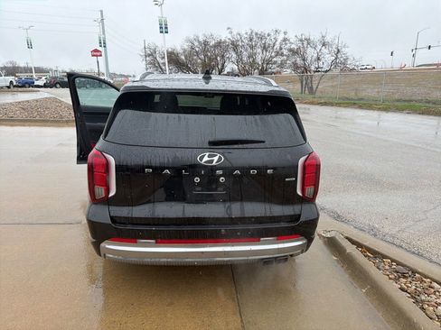 Used 2023 Hyundai Palisade Calligraphy image 4