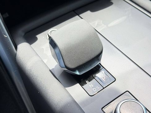 Used 2023 Land Rover Discovery Metropolitan Edition AWD/4WD image 13
