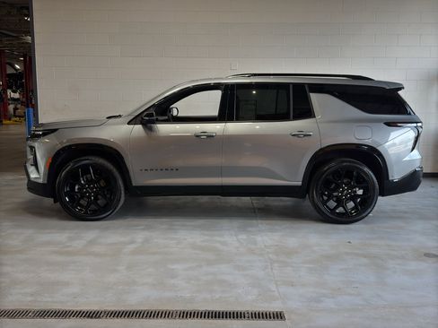 Used 2025 Chevrolet Traverse RS image 2