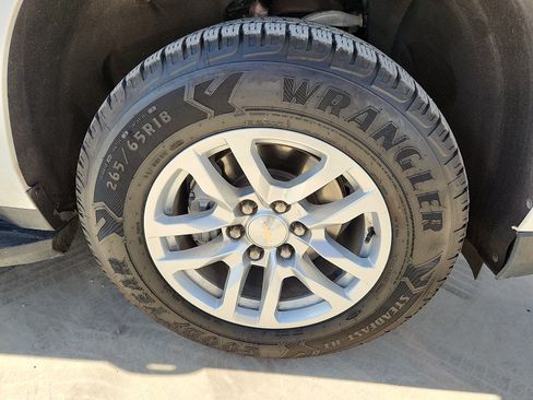 Used 2024 Chevrolet Suburban LT AWD/4WD image 9