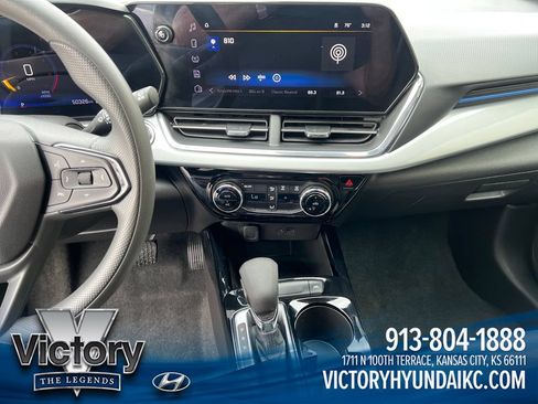 Used 2025 Chevrolet Trax LT FWD image 17