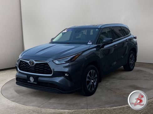 Used 2022 Toyota Highlander XLE AWD/4WD image 3