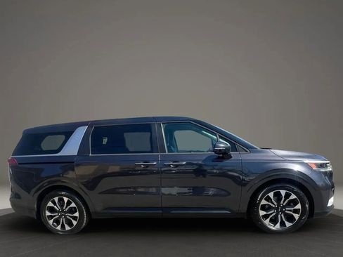 Used 2022 Kia Carnival EX FWD image 4