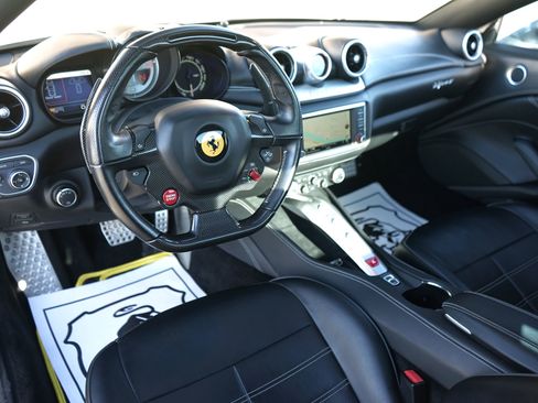 Used 2017 Ferrari California T RWD image 19