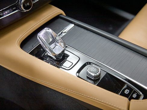 Certified 2024 Volvo XC90 T8 Ultimate w/ Protection Package image 17