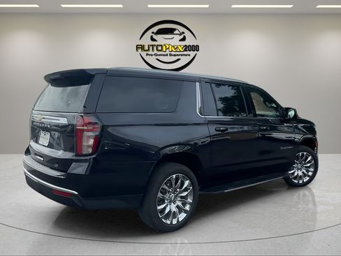 Used 2022 Chevrolet Suburban LT w/ Luxury Package RWD image 7