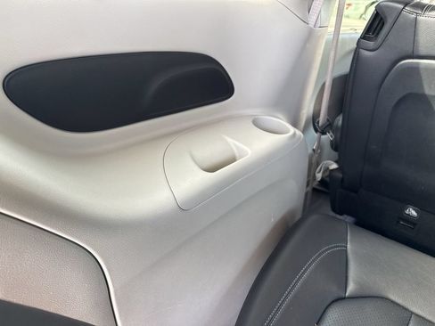 Used 2022 Chrysler Pacifica Touring-L FWD image 27