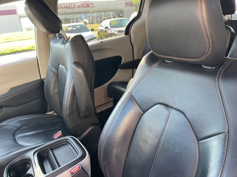 Used 2017 Chrysler Pacifica Touring-L w/ Tire & Wheel Group FWD image 6