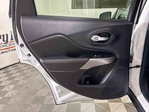 Used 2022 Jeep Cherokee Limited image 20