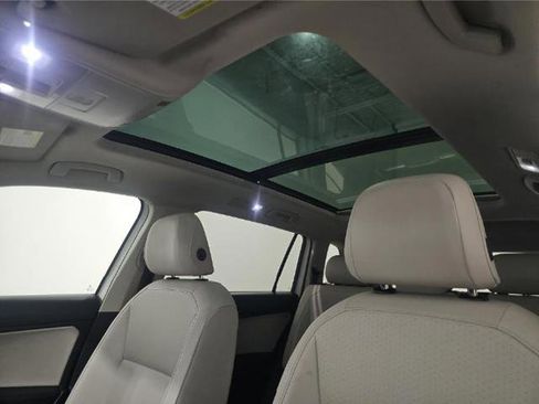 Used 2019 Volkswagen Tiguan SE w/ Panoramic Sunroof Package image 9