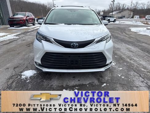 Used 2023 Toyota Sienna XLE image 9