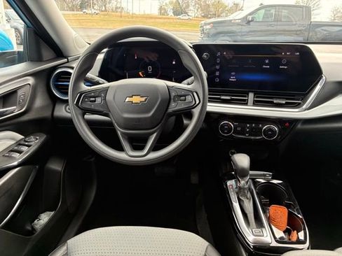 Used 2025 Chevrolet Trax LT image 17