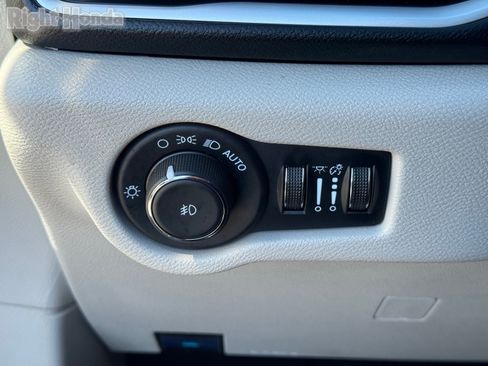 Used 2024 Chrysler Pacifica Touring-L image 21