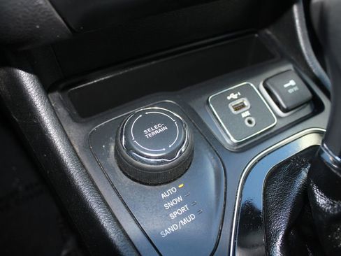 Used 2019 Jeep Cherokee Limited image 20