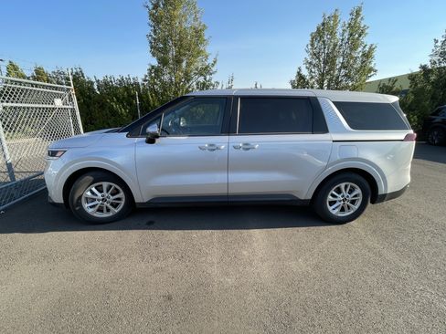 Used 2022 Kia Carnival LX FWD image 2