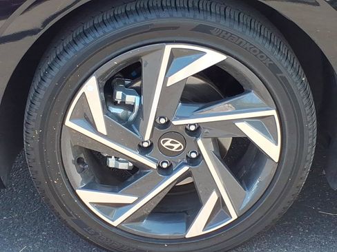 Certified 2025 Hyundai Elantra Limited FWD image 8