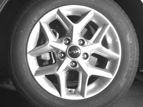 Used 2025 Kia Soul LX w/ LX Technology Package FWD image 14